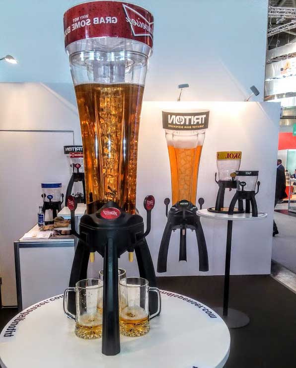 Beschreibung Unsere 2pcs Getränkespender sind für alle Arten von Getränken, wie Bier, Fruchtsaft, kalter Tee, etc. Hergestellt aus hochwertigem ABS und AS Material, sind diese Getränkespender sicher und langlebig für lange Zeit verwenden. Das abnehmbare Eisrohr verhindert nicht nur, dass schmelzendes Eis die Getränke verdünnt, sondern ist auch praktisch für den Eiswechsel und die Reinigung. Der hochwertige Wasserhahn mit Metalldüse sorgt für eine gleichmäßige Durchflussmenge des Getränks. Mit LED-Licht, das nach dem Zufallsprinzip die Farbe wechselt, ist es eine gute Wahl, um die Folienatmosphäre für Festivals oder Partys zu schaffen. Zögern Sie nicht, es zu kaufen! Eigenschaften Transparenter Behälter mit klarer Skala, um zu wissen, wie viel Getränk übrig ist Drei einfache Skalen, die die Kapazität von einem Liter, zwei Litern und drei Litern anzeigen Leicht zu reinigende, abnehmbare Eisröhre ist nützlich, um das Getränk für einen besseren Geschmack zu kühlen LED-Leuchten, die zufällig die Farbe wechseln, um mehr Spaß und Folienatmosphäre zu bringen Hochwertiger Wasserhahn mit Metalldüse ist für eine lang anhaltende Leistung Die Flüssigkeit fließt mit einer angemessenen Geschwindigkeit mit Metalldüse 3L (etwa 0. 8gallon) große Kapazität ist genug für eine Party-Nacht Set enthält 2 Getränkespender, wirtschaftlich und erschwinglich Fuß-Pads an der Unterseite hinzufügen Stabilität des Produkts Hergestellt aus Premium-ABS und AS, robust und langlebig Ideal für Bars, Kneipen, Restaurants und Heimgebrauch Keine Montage erforderlich Spezifikationen Material: ABS + AS Farbe: Schwarz und Transparent Abmessungen jedes Spenders: 9.5" × 8.5" × 19" (LxBxH) Jeder Spender Kapazität: 3L (ca. 0.8gallon) Batterie-Spezifikation: 6 × AAA (nicht im Lieferumfang enthalten) Nettogewicht: 5 LBS Paket enthalten: 2 × Getränkespender 1 × Anleitung