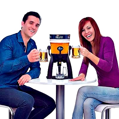 Den Behälter der Zapfvorrichtung so auf den Dreifuß setzen, dass er mit einem Klicken einrastet. Den Deckel aufsetzen. Die Tower Zapfvorrichtung kann komplett zusammengebaut, auch mit Flüssigkeit gefüllt, mit den Krügen oder Gläsern auf der Unterlage transportiert werden.